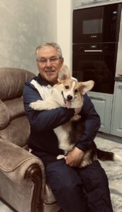 CLAN IRONHORN VETER SIBIRI, 5 месяцев, щенок вельш-корги пемброк с ковбойским платком на шее и членами семьи